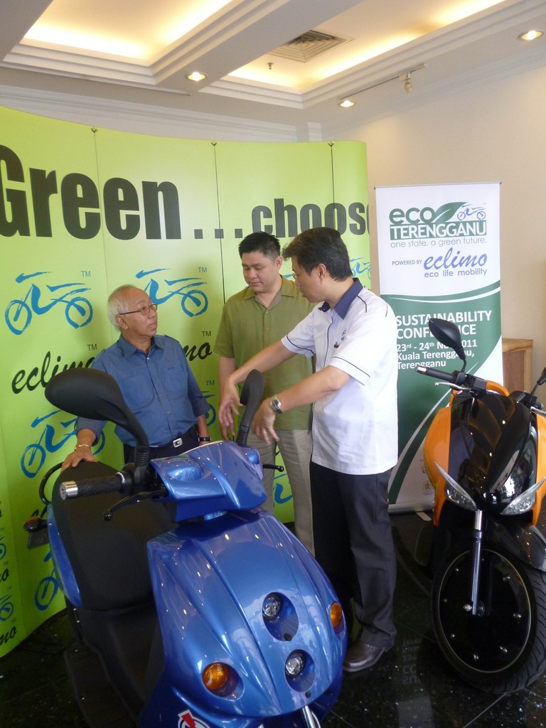 Tan Sri Sabbaruddin Chik gets an explanation from Dato Dennis Chuah and Mr. Liew Chung Peng - Eco Terengganu Conference 2011 © Monsoon Cup Media . http://www.monsooncup.com.my